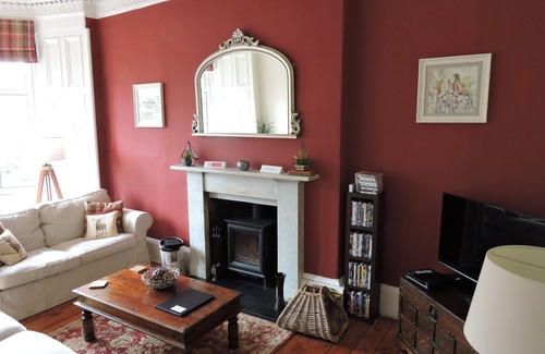 Leith Apartment | Cozy Log Fire City Center Apartment with Spa & Breakfast