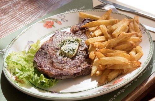 Sainte-Gauburge-Sainte-Colombe Hotel | Family-Friendly Retreat at Logis Auberge du Valburgeois