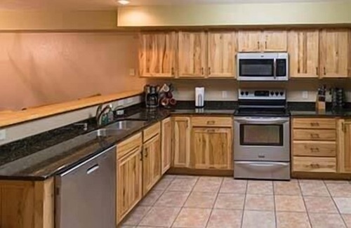 Lake Delton House | Scenic Log Gables - Lake Front with Family-Friendly Amenities