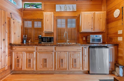 South Berwick House | Top-Rated Log Guest Home with Fenced Patio & Ocean Views