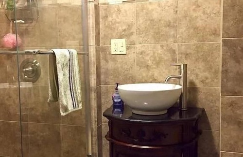 Roxbury House | Cozy Log Home Retreat in Catskill NY – Pet Friendly Stay