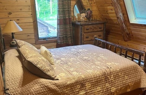Roxbury House | Cozy Log Home Retreat in Catskill NY – Pet Friendly Stay