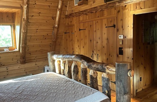 Roxbury House | Cozy Log Home Retreat in Catskill NY – Pet Friendly Stay