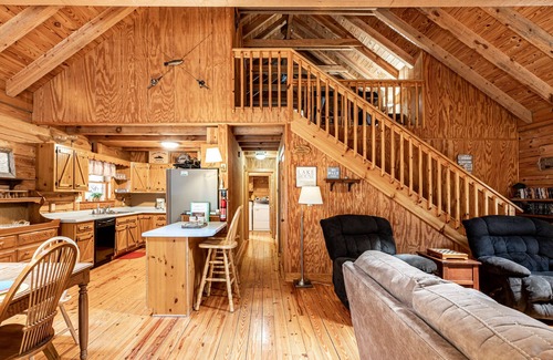 Big Creek Cabin | Inviting Log Home in Tranquil Cove - Ideal for Families
