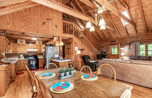 Big Creek Cabin | Inviting Log Home in Tranquil Cove - Ideal for Families