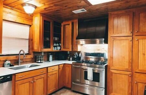 Montgomery House | Log home on 4.4 acres| Hot tub | 20kw Generator, Log home on 4.4 acres| Hot tub | 20kw Generator