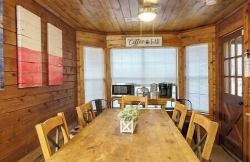 Montgomery House | Log home on 4.4 acres| Hot tub | 20kw Generator, Log home on 4.4 acres| Hot tub | 20kw Generator