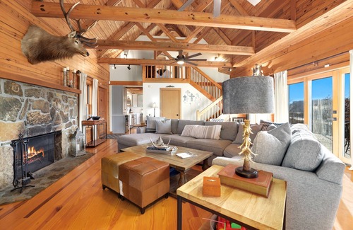 Springdale Cabin | Inviting Log Home on Beaver Lake with Spa & Hot Tub Access