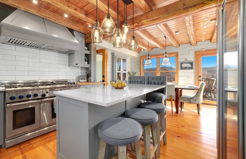 Springdale Cabin | Inviting Log Home on Beaver Lake with Spa & Hot Tub Access