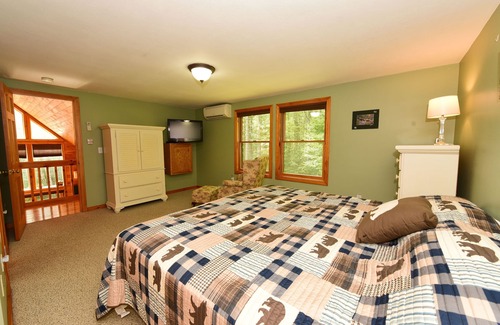 Center Conway Cabin | Cozy Log Home with Private Pool & Hot Tub Near North Conway