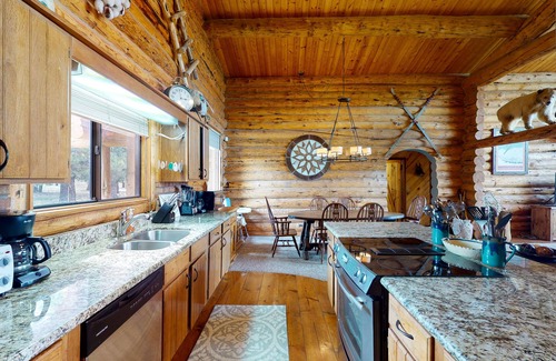 Pagosa Springs House | Cozy Log Home with Firepit & Scenic Mountain View