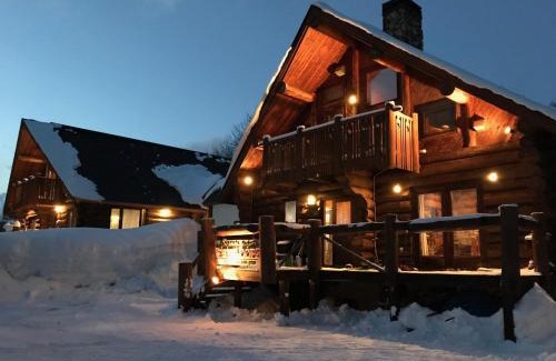 Shinano Bed & Breakfast | Cozy Log Hotel Kamloops: Pet-Friendly with Hot Tub & Dining