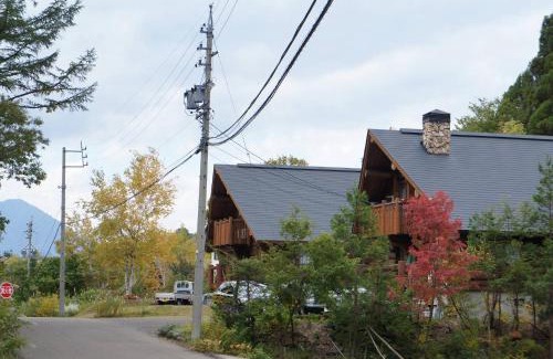 Shinano Bed & Breakfast | Cozy Log Hotel Kamloops: Pet-Friendly with Hot Tub & Dining