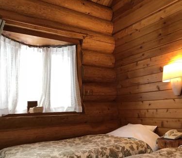 Shinano Bed & Breakfast | Cozy Log Hotel Kamloops: Pet-Friendly with Hot Tub & Dining