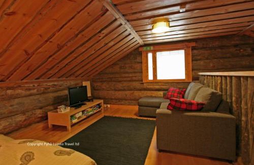 Lampivaara House | Relax at Log House Gregory A with Private Beach Access