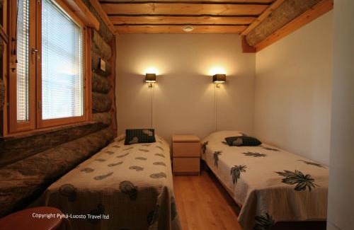 Lampivaara House | Relax at Log House Gregory A with Private Beach Access