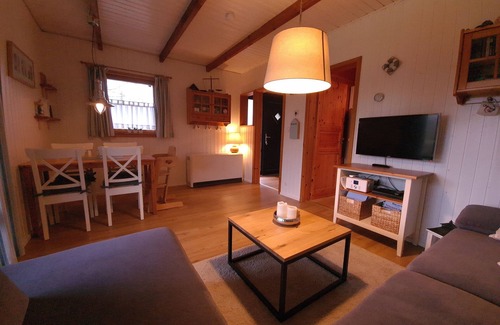 Damp House | Cozy Log House with Garden and Beach Access - Rated 9.8