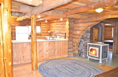 Plainfield House | Cozy Log House with Spruce Mountain Views and Child-Friendly Amenities