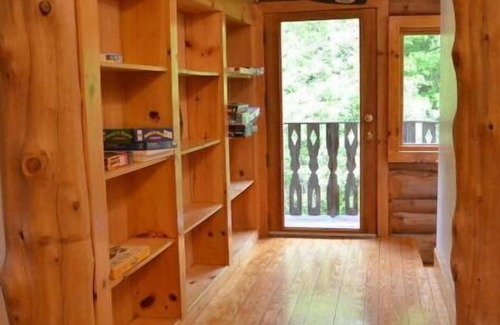 Plainfield House | Cozy Log House with Spruce Mountain Views and Child-Friendly Amenities