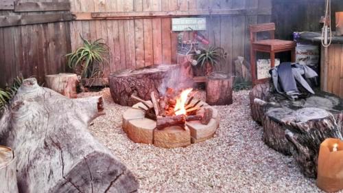 Berea House | Cozy Log Inn: Pet-Friendly Retreat with Pool & Breakfast