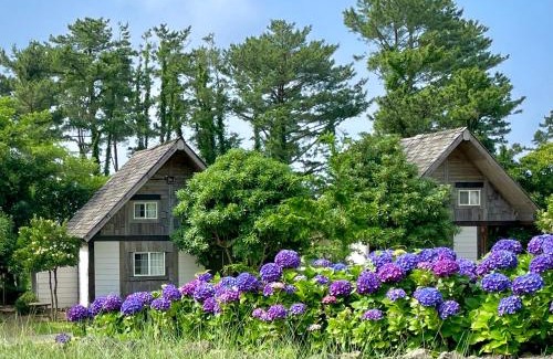 Aewol House | Welcoming Log Park Dochidol Ranch: Family-Friendly Retreat