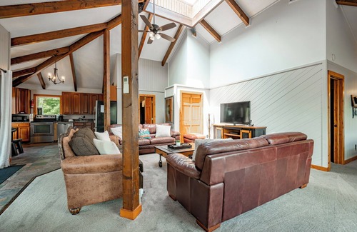 Thayerville House | Idyllic Log Retreat: Lake Access, Pet-Friendly & Relaxation