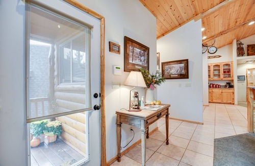 Big Bear Lake Cabin | Cozy Log Cabin in Moonridge: Steps to Slopes & Hot Tub