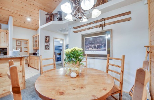 Big Bear Lake Cabin | Cozy Log Cabin in Moonridge: Steps to Slopes & Hot Tub