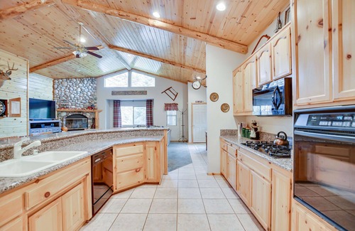 Big Bear Lake Cabin | Cozy Log Cabin in Moonridge: Steps to Slopes & Hot Tub