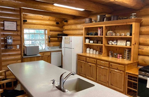 Big Creek House | Cozy Log-Style Retreat Near China Peak with Spa & Breakfast