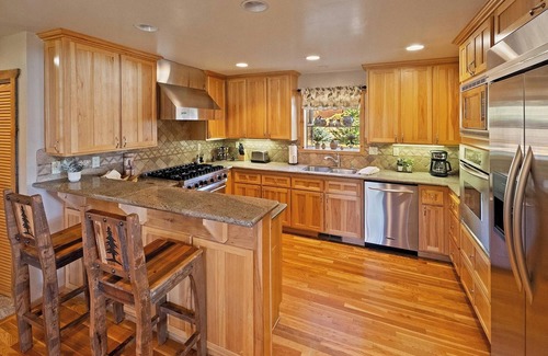 Castle Glen Estates Cabin | Golden Eagle Lodge: Lake Views, Hot Tub & Exceptional Stay!