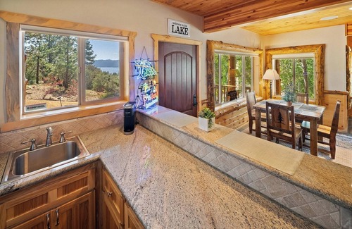 Castle Glen Estates Cabin | Golden Eagle Lodge: Lake Views, Hot Tub & Exceptional Stay!