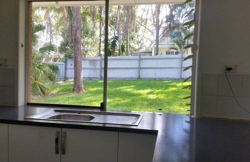 Eagleby House | Charming Oceanfront Retreat Near Logan Hospital & Dreamworld