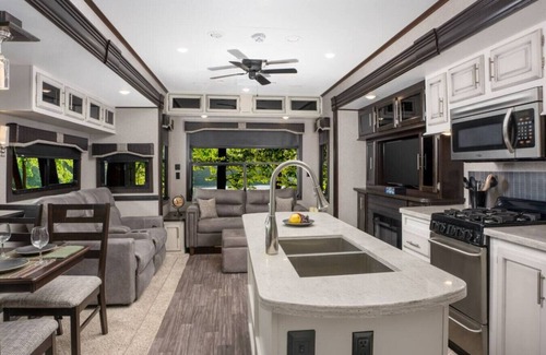 Lincoln Apartment | Relax at Logan Martin Retreat: Lakeside Pool & Views