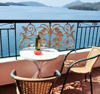 Perigiali Apartment | Beachfront Bliss at Logan's Beach Hotel - Rated 8.8/10