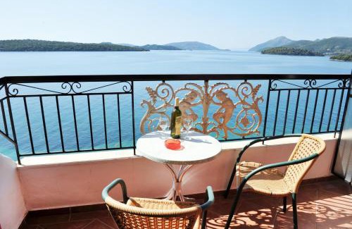 Perigiali Apartment | Beachfront Bliss at Logan's Beach Hotel - Rated 8.8/10