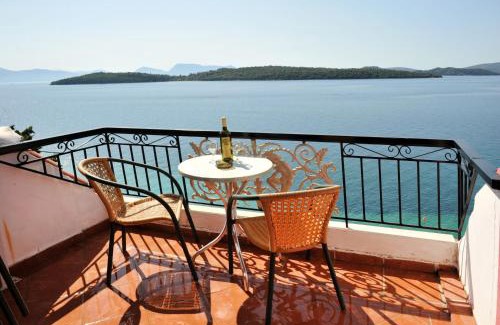 Perigiali Apartment | Beachfront Bliss at Logan's Beach Hotel - Rated 8.8/10