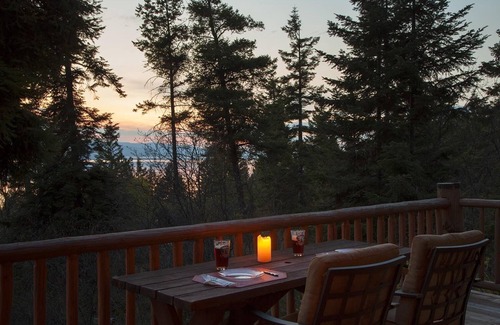 Polson House | Relaxing Log Cabin for 10 with Dock & Lake Views