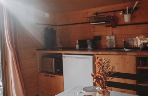 Sainte-Honorine-de-Ducy Apartment | Inviting Loge Prestige Lodge with Terrace and Kitchen Access