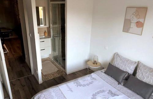 Brive-la-Gaillarde Apartment | Relaxing Stay in Brive with Private Balcony & Netflix