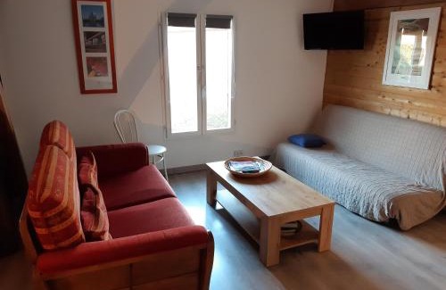 Hangest-en-Santerre Apartment | Farm Stay Getaway: Guest Rated 9.3 with Breakfast Included