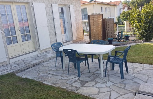 Meschers-sur-Gironde House | Beachside Getaway: 4p Logement with Garden and Ocean View