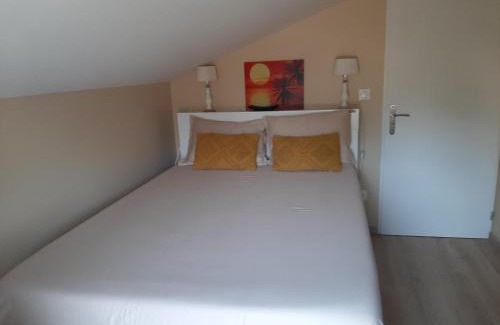 Amplepuis Apartment | Comfortable Oceanfront Retreat with Pool and Kid-Friendly Fun