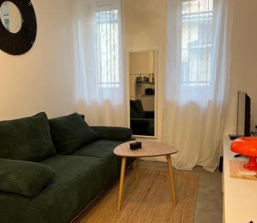 Saint - Michel Apartment | Cozy Accommodation in Toulouse with Family-Friendly Amenities