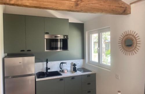 Mimizan Apartment | Logement entièrement rénové entre le bourg et les plages océanes, calme et confort climatisé, terrasse spacieuse, WIFI, parking gratuit, linge et ménage compris, proche des commerces ouverts toute l'année