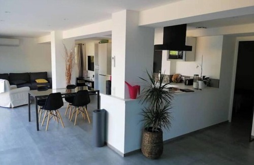 Sollies Pont Villa | Inviting Villa Retreat in Hyères with Pool & Spa Amenities