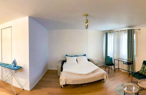 Rosny-sous-Bois Apartment | Tranquil Residence in Rosny sous Bois, Steps from the Station