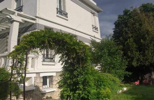 Conflans-Sainte-Honorine Villa | Idyllic Retreat with Private Pool Near La Défense