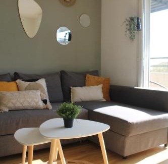 Cournonsec Apartment | Logement lumineux près de la mer et de la ville