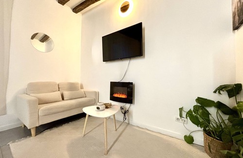 Aubervilliers Apartment | Modern Getaway with Relaxing Hot Tub Experience